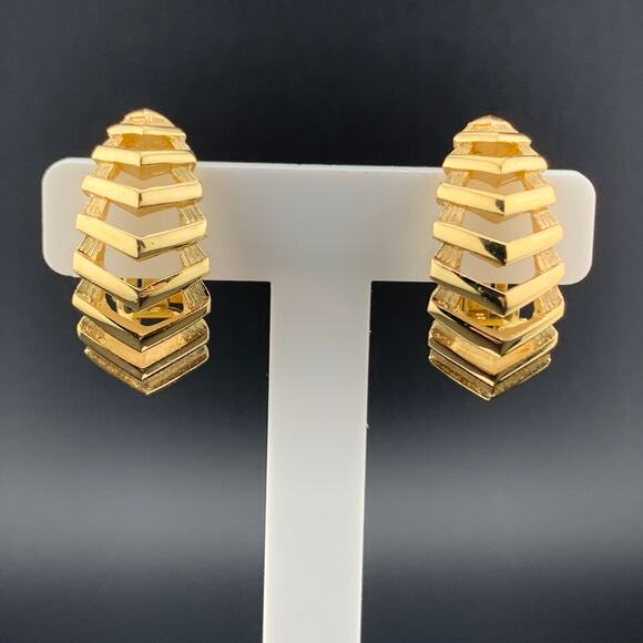 Signed Trifari Gold Tone Chevron Hoop Clip on Earrings 1.25" - Picture 1 of 6
